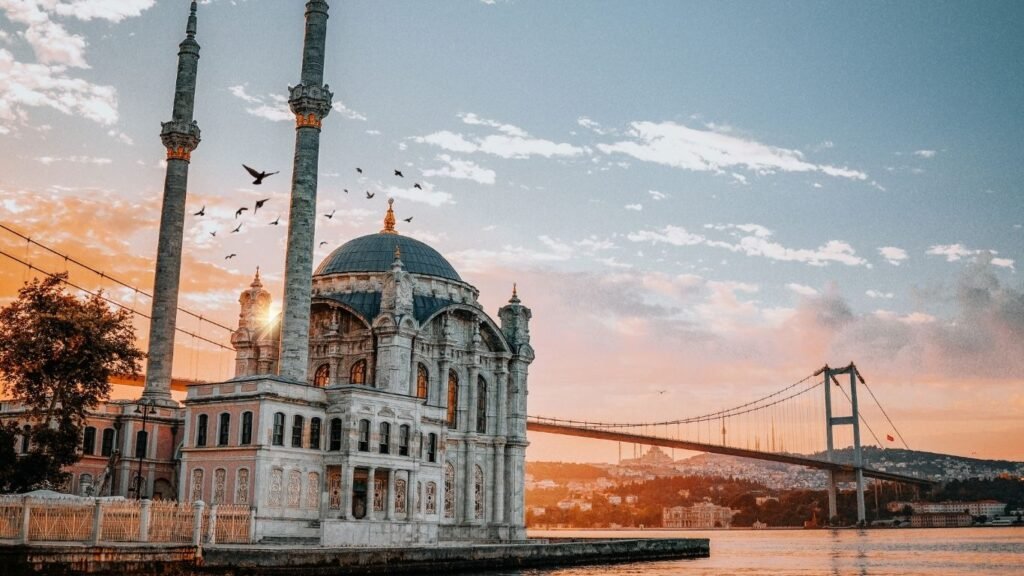 Comparison of Turkey Citizenship by Investment through a US$400,000 real estate purchase versus a US$500,000 Turkish bank deposit.